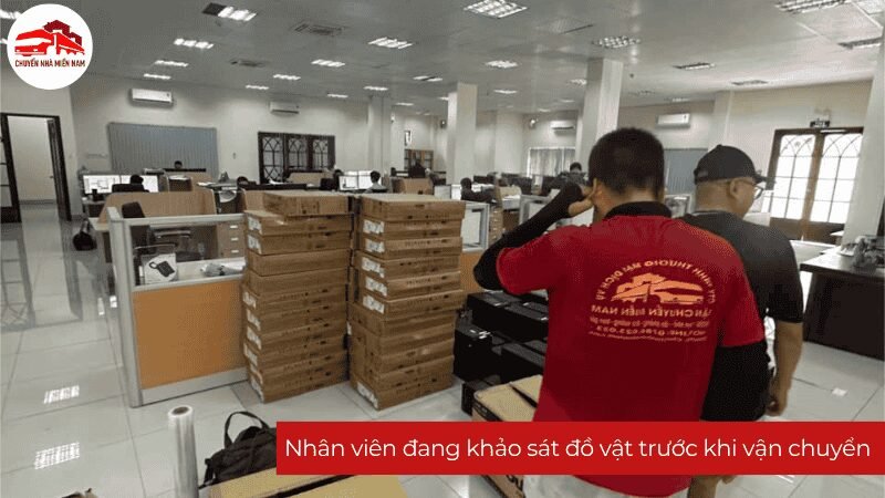 Nhân viên Chuyển Nhà Miền Nam đang khảo sát đồ đạc trước khi vận chuyển