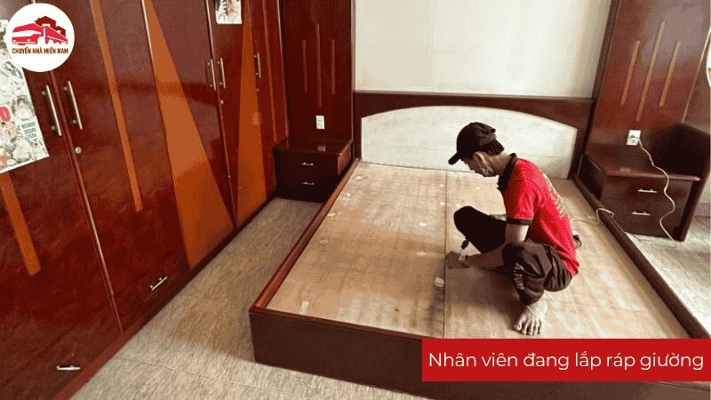 Nhân viên Chuyển Nhà Miền Nam đang lắp ráp giường cho khách
