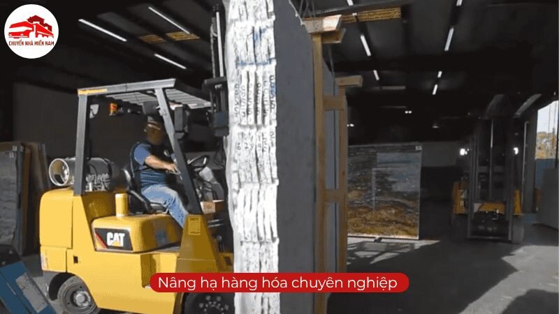 Nhân viên Chuyển Nhà Miền Nam đang nâng các tấm gỗ