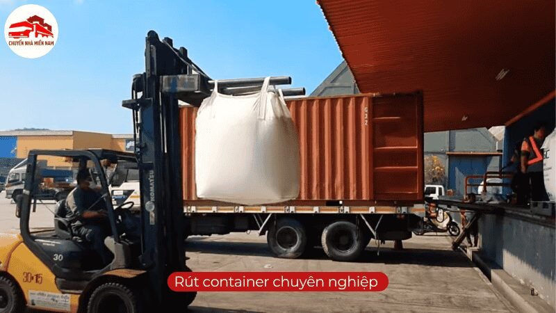 Nhân viên Chuyển Nhà Miền Nam đang rút container