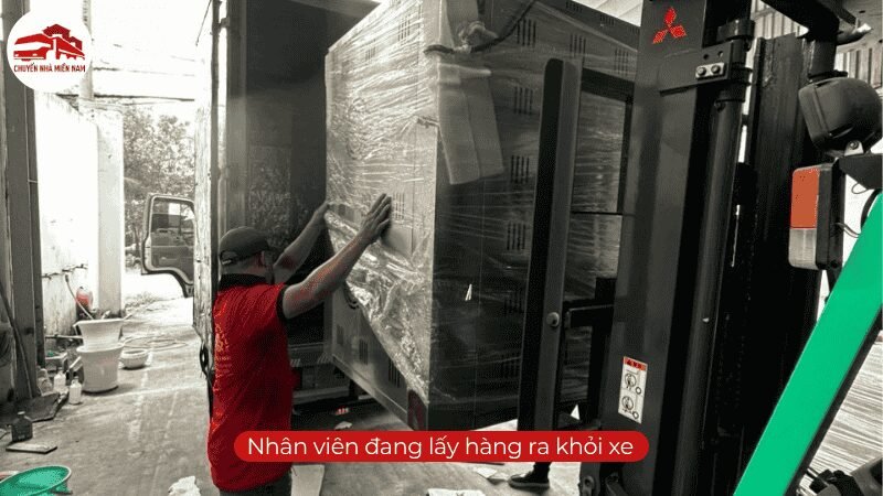 Nhân viên của Chuyển Nhà Miền Nam đang lấy hàng bằng xe chuyên dụng