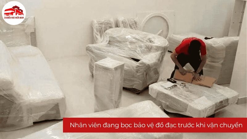 Nhân viên đang bọc bảo vệ đồ đạc trước khi vận chuyển