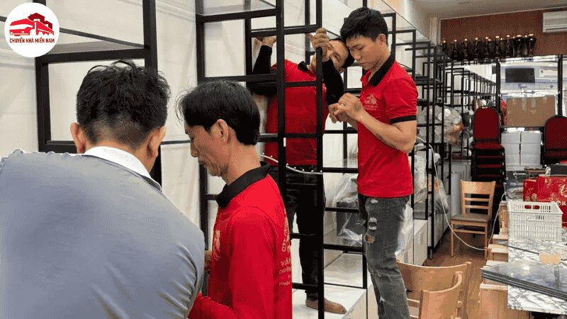 Nhân viên đang lắp ráp giá đỡ