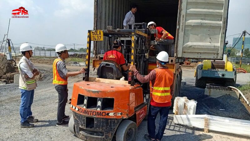 Nhân viên di dời máy móc KCN Ông Kèo