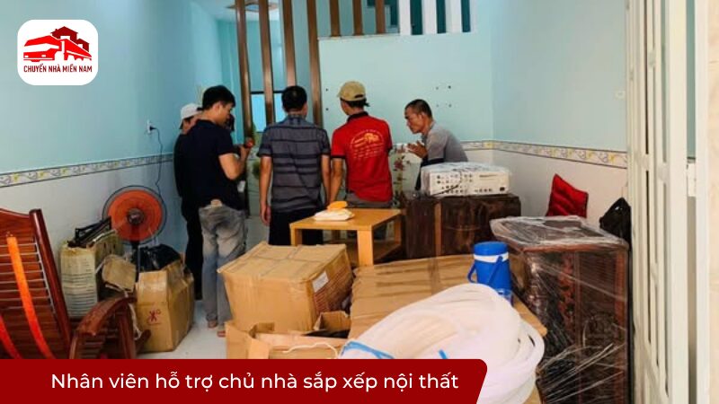 Nhân viên hỗ trợ chủ nhà sắp xếp nội thất
