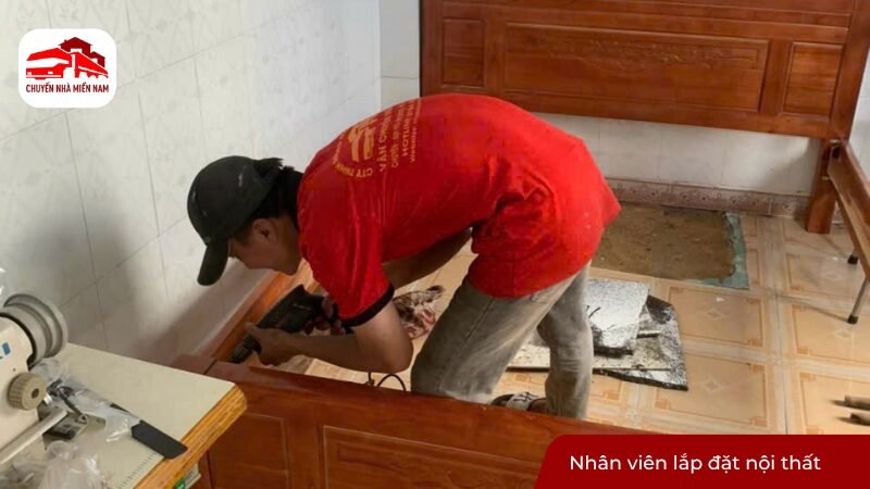 Nhân viên lắp đặt nội thất