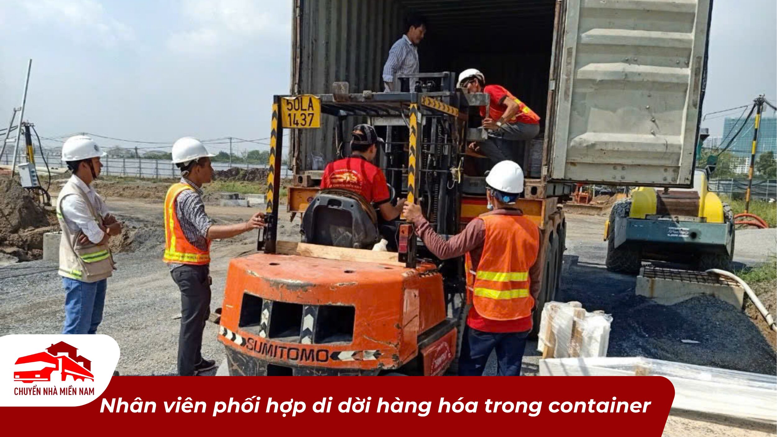 Nhân viên phối hợp di dời hàng hóa trong container