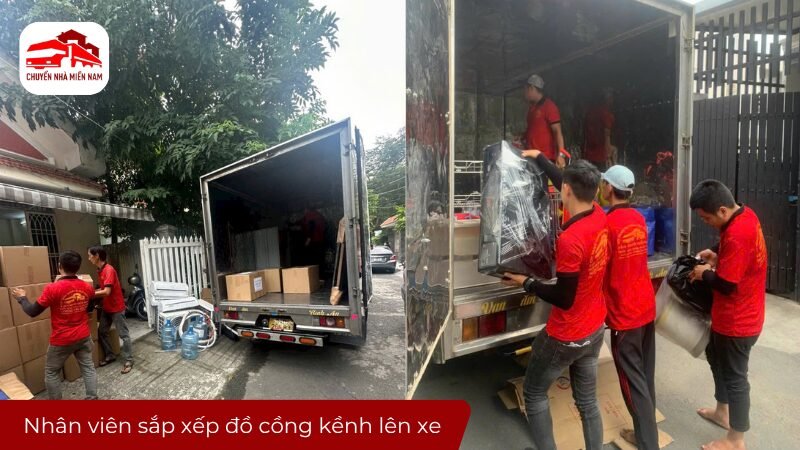 Nhân viên sắp xếp đồ cồng kềnh lên xe