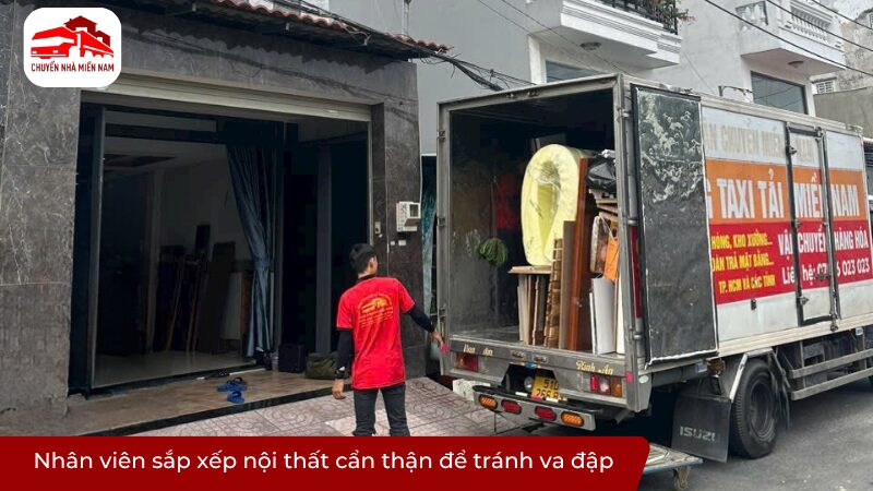 Nhân viên sắp xếp nội thất