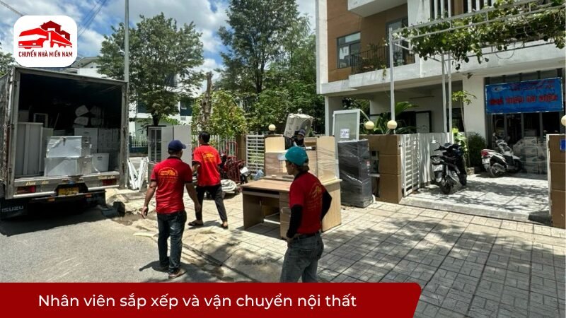 Nhân viên sắp xếp và vận chuyển nội thất