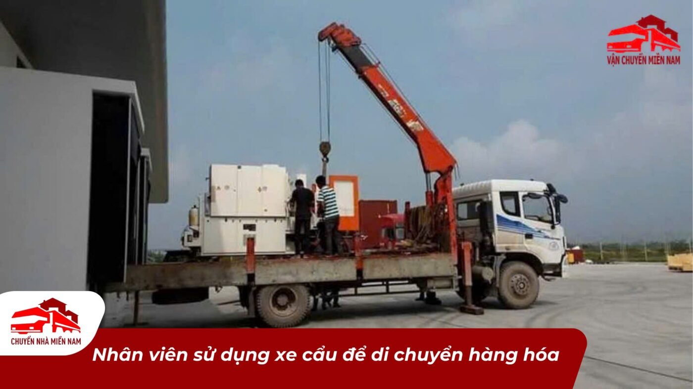 Nhân viên sử dụng xe cẩu để di chuyển hàng hóa
