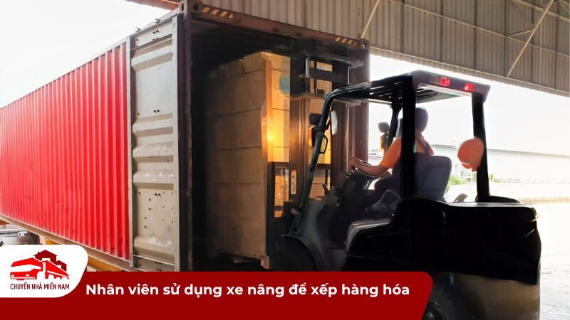 Thuê xe nâng Long Khánh 9 Nhân viên sử dụng xe nâng để xếp hàng hóa