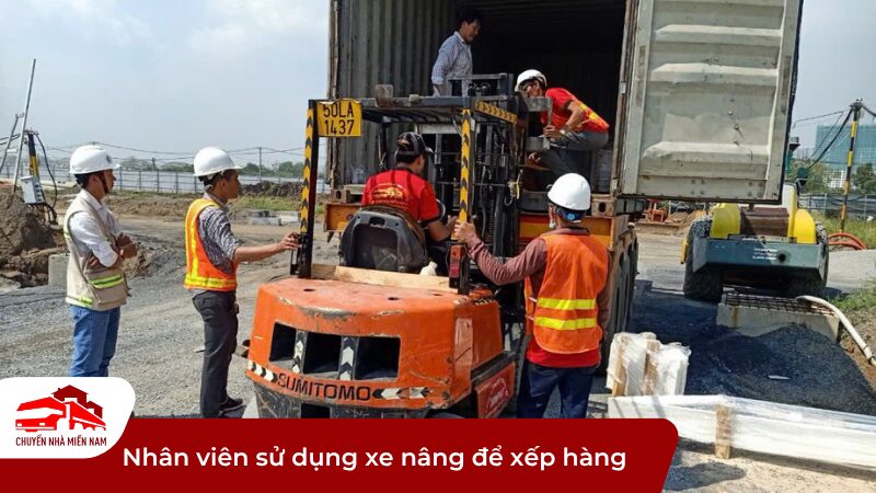 Nhân viên sử dụng xe nâng để xếp hàng
