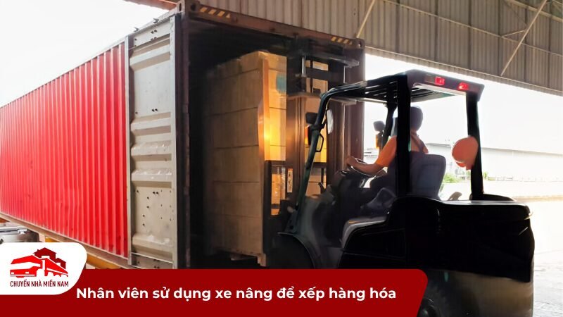 Nhân viên sử dụng xe nâng xếp hàng hóa KCN Hòa Bình