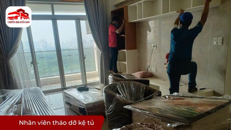Nhân viên tháo dỡ kệ tủ