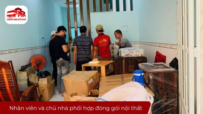 Nhân viên và chủ nhà phối hợp đóng gói nội thất
