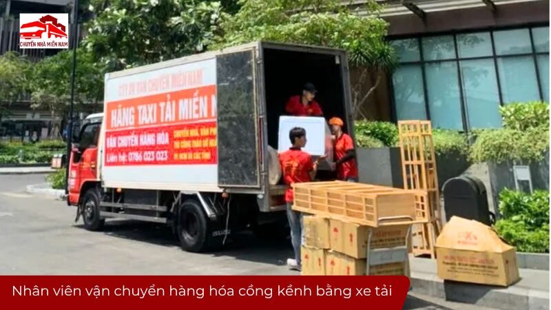 Nhân viên vận chuyển hàng hóa cồng kềnh bằng xe tải