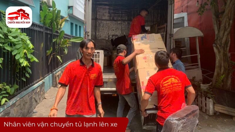 Nhân viên vận chuyển tủ lạnh lên xe