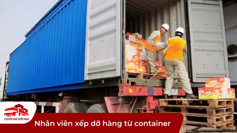 Nhân viên xếp dỡ hàng từ container