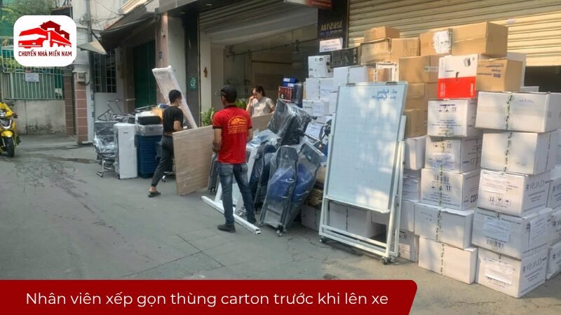 Nhân viên xếp gọn thùng carton trước khi xếp lên xe