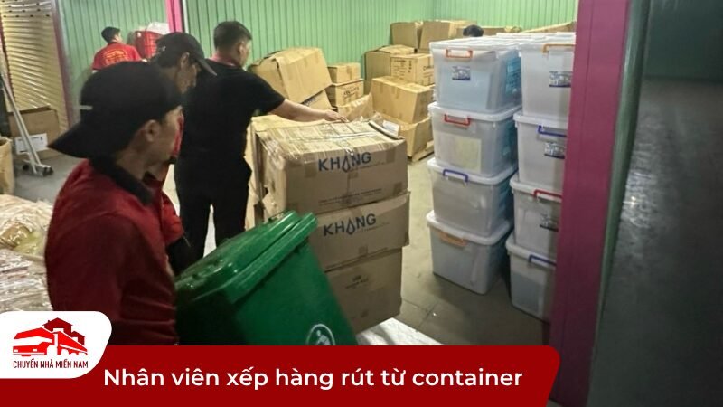 Nhân viên xếp hàng rút từ container