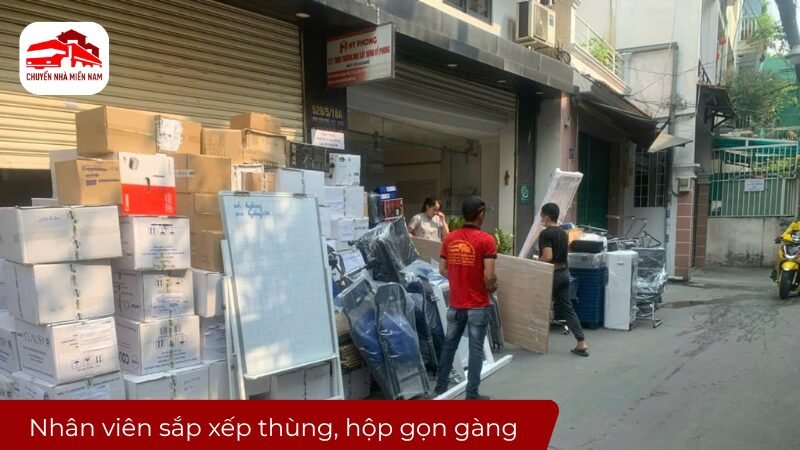 Nhân viên sắp xếp thùng, hộp gọn gàng