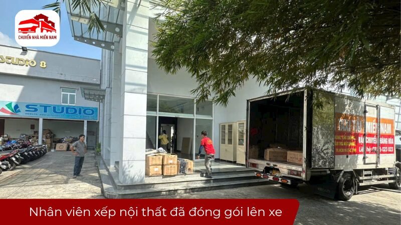 Nhân viên xếp nội thất đã đóng góp lên xe tải