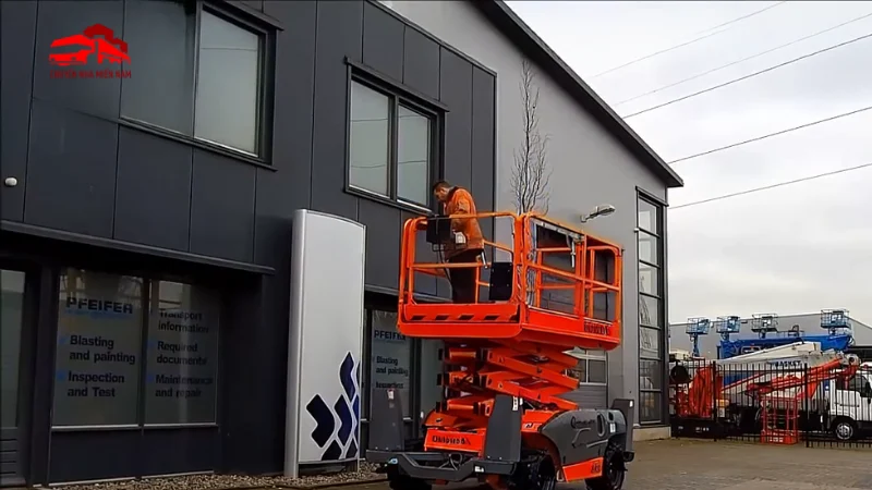 Hình ảnh thực tế thuê xe nâng người tại KCN Đồng An