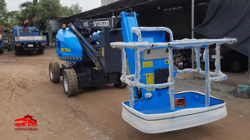 Hình ảnh thực tế thuê xe nâng người KCN Long Bình