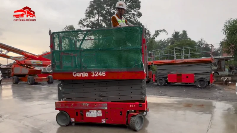 Hình ảnh thực tế thuê xe nâng người tại KCN Xuân Lộc