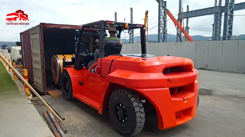 Hình ảnh thực tế xe nâng 10 tấn chui cont