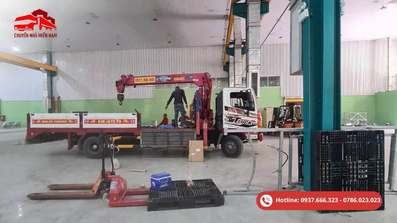 Dịch Vụ Chuyển Kho Xưởng Bình Dương Trọn Gói, Giá Tốt 7 Đội ngũ nhân viên bốc xếp máy móc kho xưởng xử lý thiết bị cồng kềnh, hàng nặng và vật tư sản xuất theo quy trình cẩn thận, gọn gàng.