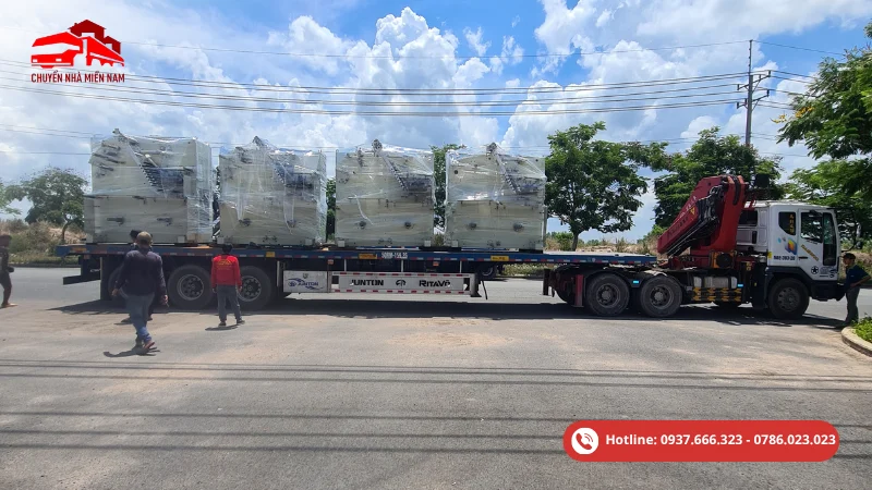 Dịch Vụ Chuyển Kho Xưởng Bình Dương Trọn Gói, Giá Tốt 8 Bốc xếp thiết bị nặng kho xưởng cần đội ngũ có kinh nghiệm, biết cách xử lý hàng cồng kềnh và cố định thiết bị an toàn khi vận chuyển.