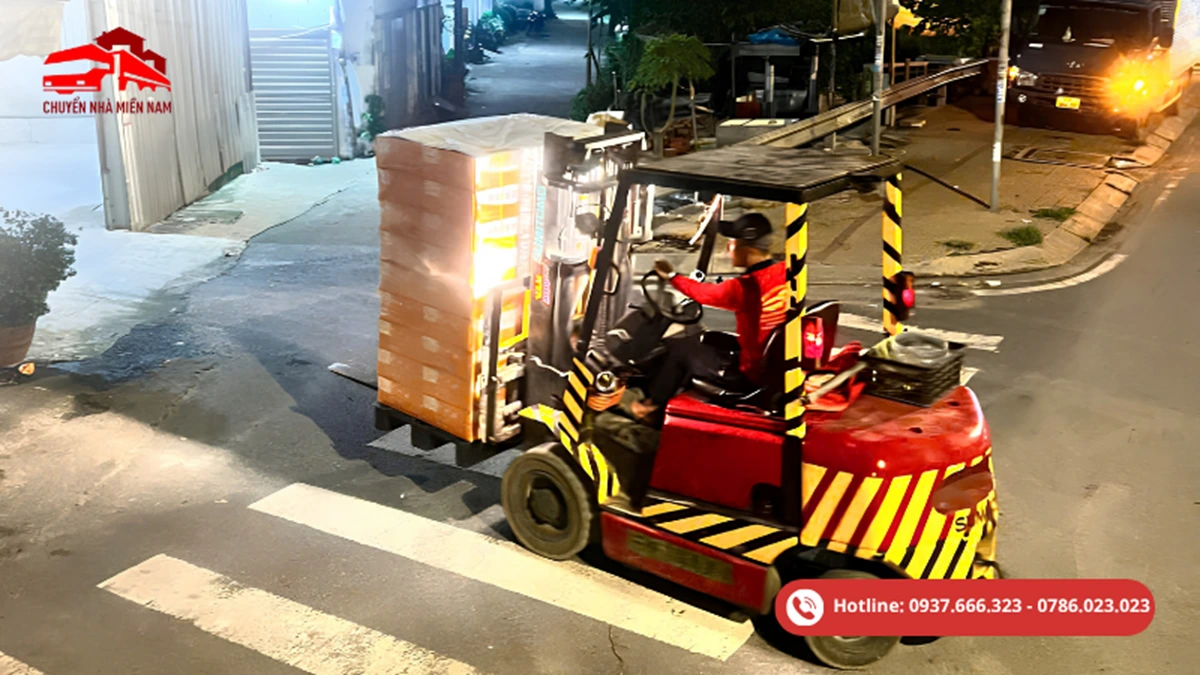 Dịch vụ cho thuê xe nâng hỗ trợ di chuyển pallet, hàng nặng và kiện hàng cồng kềnh trong kho bãi, nhà xưởng, công trình nhanh gọn.