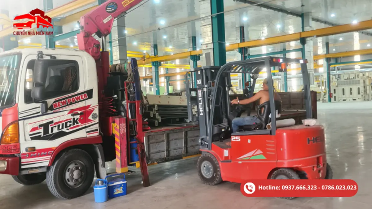 Chuyển Nhà Miền Nam cho thuê xe nâng phục vụ bốc xếp, nâng hạ hàng hóa, máy móc và thiết bị trong kho xưởng.