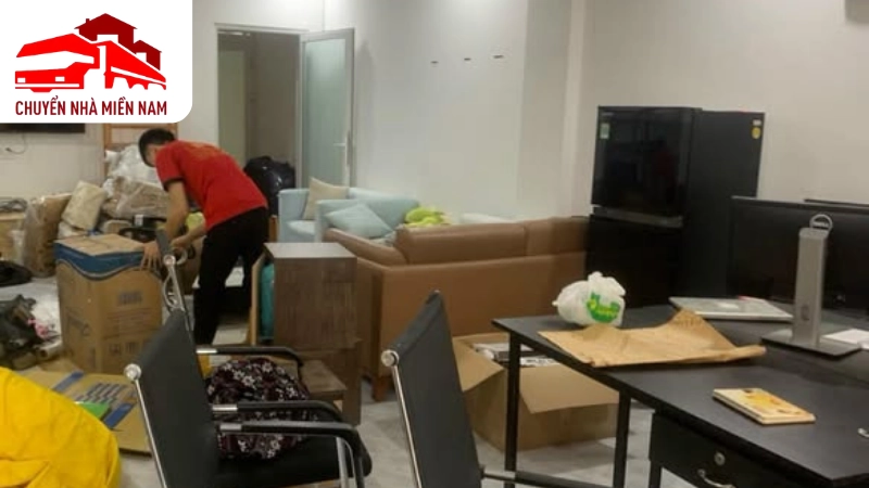Dịch vụ nâng hạ hàng hóa an toàn, chuyên nghiệp 3 Chuyển Nhà Miền Nam chuyển thiết bị văn phòng trọn gói