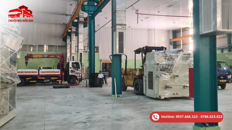 Chuyển Nhà Miền Nam cung cấp giải pháp di dời máy móc kho xưởng cho doanh nghiệp, giúp chuyển thiết bị an toàn, gọn gàng và đúng kế hoạch.