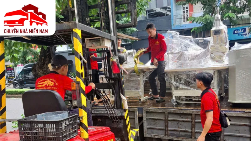 Dịch vụ nâng hạ hàng hóa an toàn, chuyên nghiệp 4 Chuyển Nhà Miền Nam nhận di dời máy móc thiết bị công nghiệp