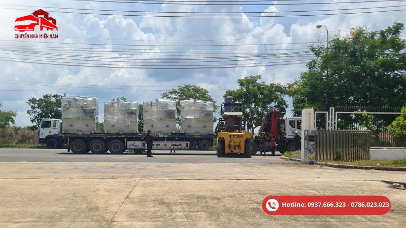 Máy móc được chằng buộc và cố định chắc chắn trên xe tải, giúp quá trình vận chuyển kho xưởng an toàn hơn trên quãng đường di chuyển.