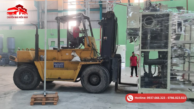 Chuyển Kho Xưởng 20 Chuyển Nhà Miền Nam hỗ trợ di dời thiết bị kho xưởng trọn gói, từ khảo sát, đóng gói, bốc xếp đến vận chuyển và sắp xếp tại kho mới.