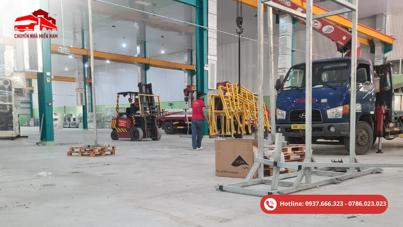 Chuyển Kho Xưởng 17 Dịch vụ di dời máy móc kho xưởng của Chuyển Nhà Miền Nam hỗ trợ khảo sát, bốc xếp, vận chuyển và bố trí thiết bị tại địa điểm mới.
