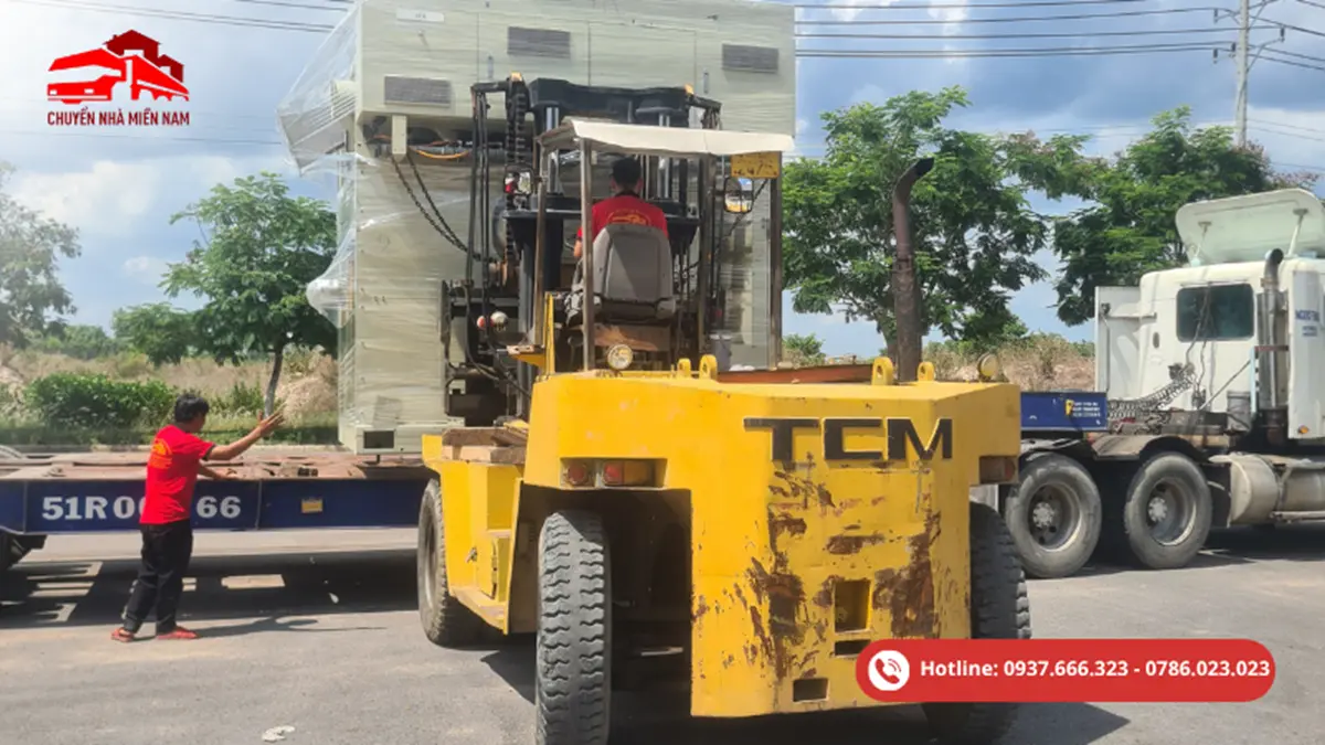 Dịch vụ xe nâng di dời máy móc của Chuyển Nhà Miền Nam hỗ trợ nâng hạ, bốc xếp và vận chuyển thiết bị nặng an toàn.