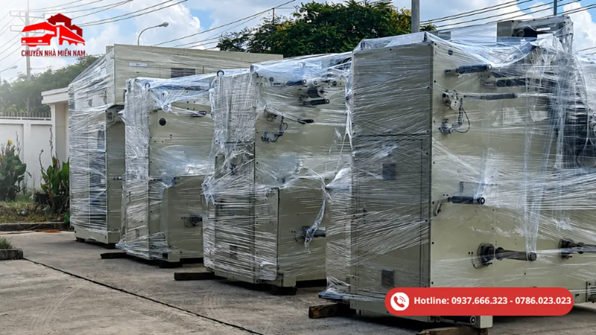 Chuyển Kho Xưởng 14 Máy móc công nghiệp được bọc màng bảo vệ cẩn thận, giúp hạn chế trầy xước và hư hỏng trong quá trình vận chuyển.