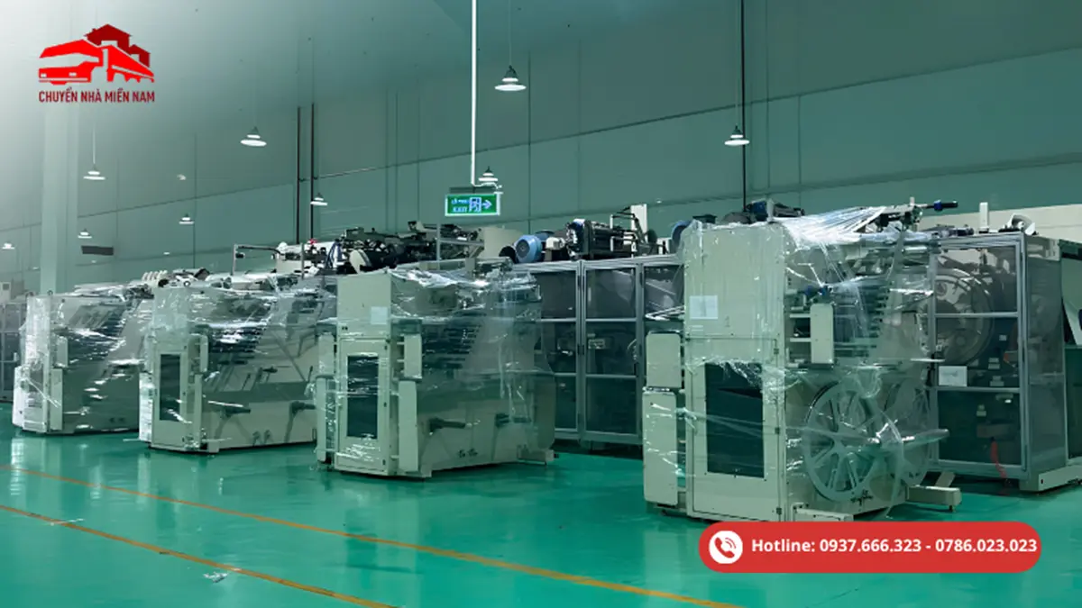 Chuyển Kho Xưởng 13 Hệ thống máy móc công nghiệp trong kho xưởng được chuẩn bị trước khi nâng hạ, di dời và vận chuyển đến địa điểm mới.