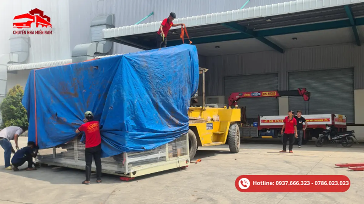 Đội ngũ Chuyển Nhà Miền Nam nâng hạ máy móc kho xưởng bằng xe nâng, hỗ trợ xử lý hàng nặng an toàn, đúng tiến độ.