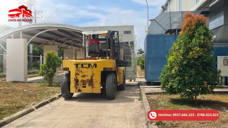 Chuyển Kho Xưởng 4 Vận chuyển máy móc kho xưởng bằng xe tải phù hợp, có đội ngũ bốc xếp kinh nghiệm, giúp hạn chế va đập và giảm rủi ro trong quá trình di dời.