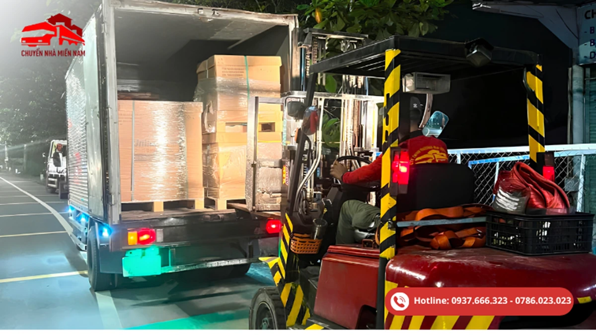 Chuyển Nhà Miền Nam hỗ trợ xe nâng bốc xếp hàng hóa lên xe tải, phù hợp cho kiện hàng lớn, pallet và hàng kho xưởng cần vận chuyển an toàn.