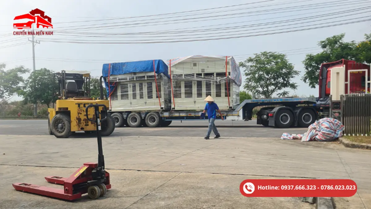 Xe nâng hỗ trợ bốc xếp hàng hóa lên xe tải, phù hợp cho pallet, kiện hàng lớn và thiết bị cần vận chuyển.
