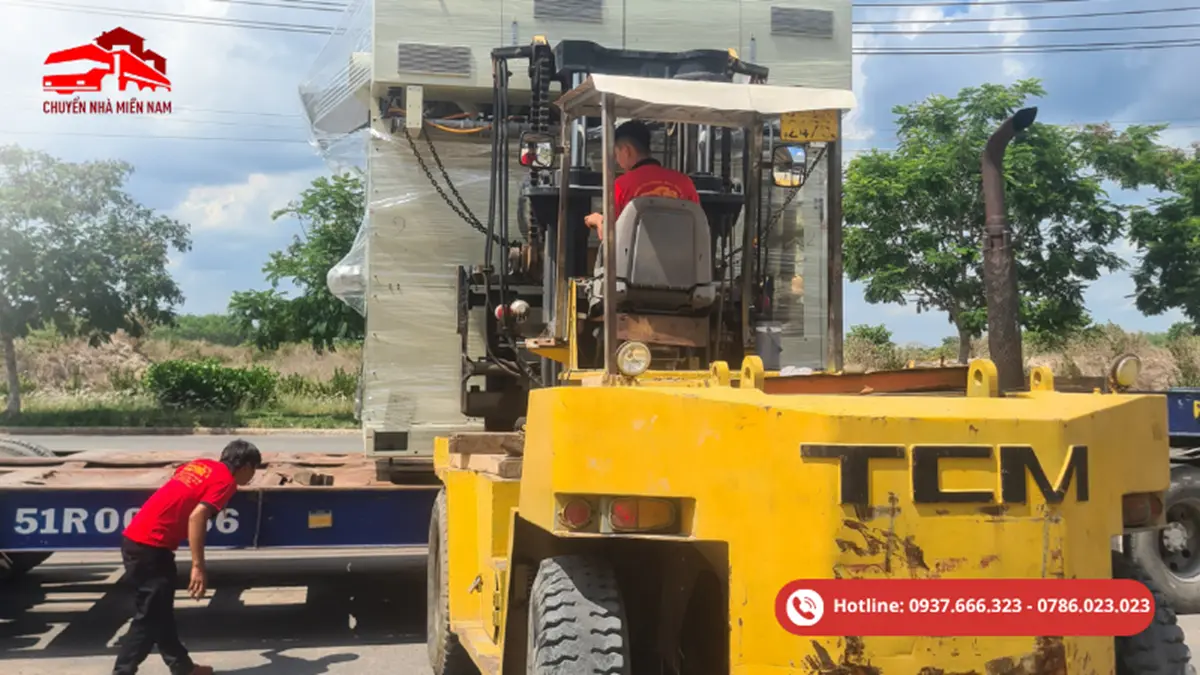 Xe nâng công nghiệp nâng hạ máy móc, thiết bị nặng cho kho xưởng, nhà máy và doanh nghiệp cần di dời hàng hóa.