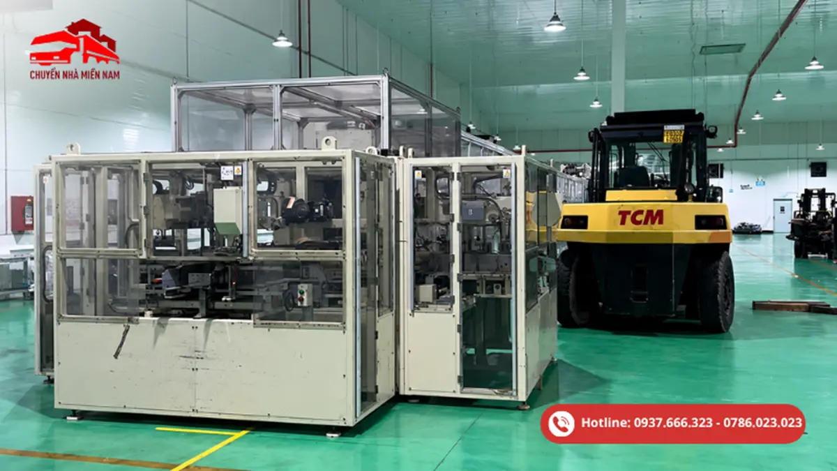 Chuyển Kho Xưởng 15 Xe nâng hỗ trợ di chuyển máy móc công nghiệp trong nhà xưởng, phù hợp cho thiết bị nặng và hàng hóa cồng kềnh.